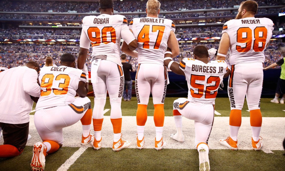 INDIANAPOLIS, IN - SEPTEMBER 24:  Members of the Cleveland Browns stand and kneel during the national anthem before the game against the Indianapolis Colts at Lucas Oil Stadium on September 24, 2017 in Indianapolis, Indiana.  (Photo by Andy Lyons/Getty Images) ORG XMIT: 700070631 ORIG FILE ID: 853037024
