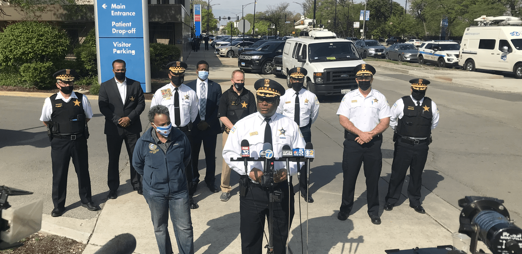 Two Chicago police officers shot, Mayor calls for prayer
