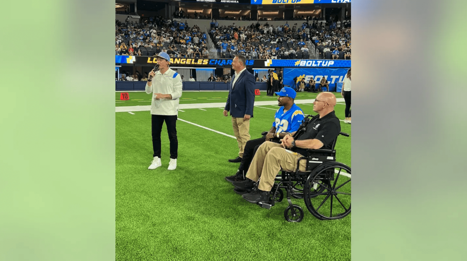 los-angeles-chargers-pay-tribute-to-wounded-police-officers-law-officer